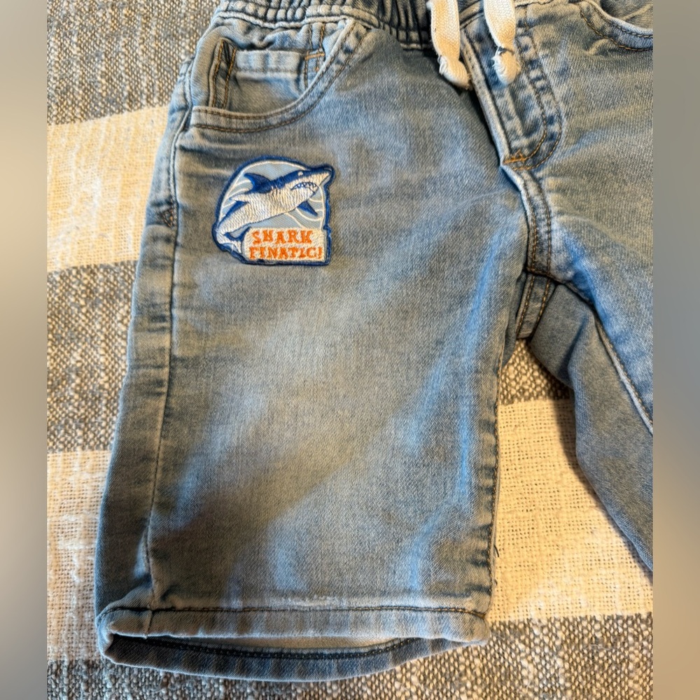 Baby Gap Boys Toddler Size 3Y Blue Denim Pull Up Shorts 
With Shark Patch